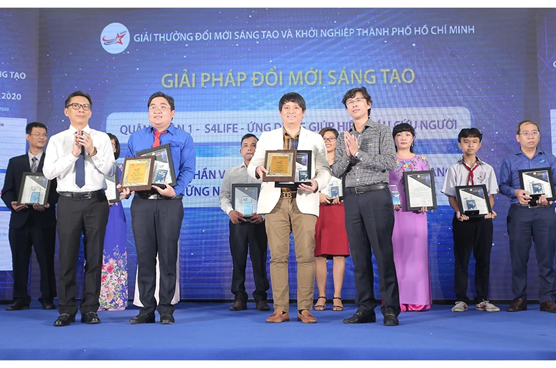 Ông Nguyễn Việt Dũng, Giám đốc Sở KH-CN TP Hồ Chí Minh (bìa trái ảnh) và ông Nguyễn Anh Thi, Trưởng Ban Quản lý Khu Công nghệ cao TP Hồ Chí Minh (bìa phải ảnh) trao giải thưởng I-Star 2020.