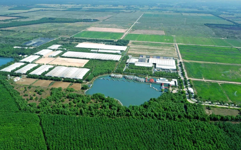 Toàn cảnh Trang trại sinh thái Vinamilk Green Farm Tây Ninh với chín hồ nước điều hoà khí hậu, làm mát cho cả khu vực, tạo ra không gian mát mẻ ngay cả trong mùa nắng nóng cao điểm. (Ảnh: VNM)