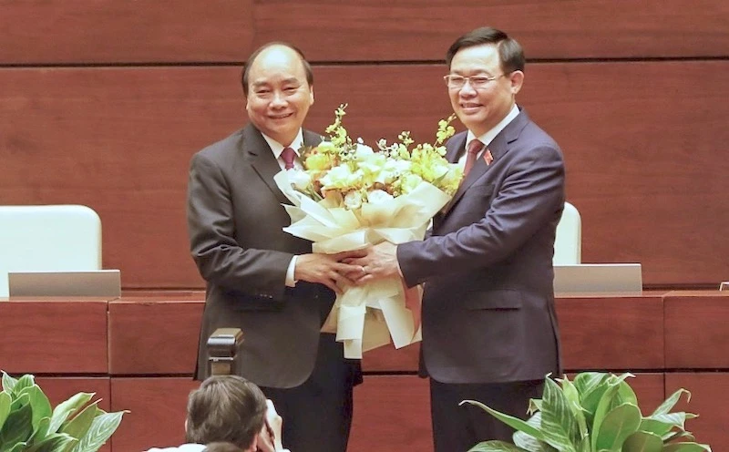 Chủ tịch Quốc hội Vương Đình Huệ tặng hoa, chúc mừng đồng chí Nguyễn Xuân Phúc. (Ảnh: ANH HUY)