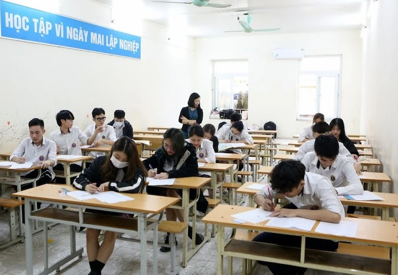 Học sinh Học viện Múa Việt Nam thi các môn văn hoá (Ảnh: HVMVN)