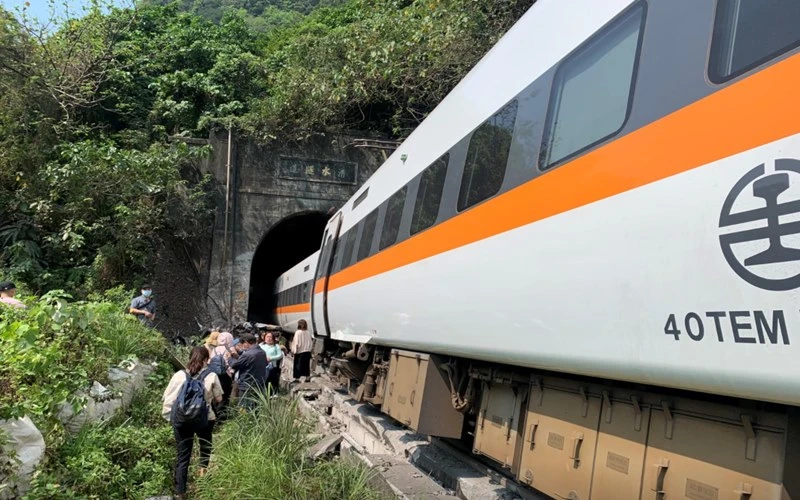 Nhiều hành khách có thể vẫn đang mắc kẹt bên trong đường hầm. (Ảnh: Cơ quan cứu hỏa Đài Loan (Trung Quốc))
