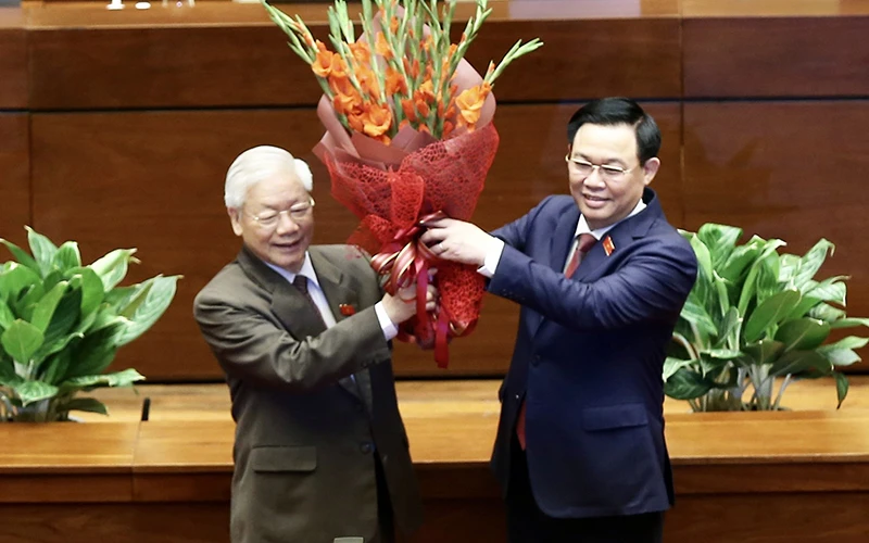 Chủ tịch Quốc hội Vương Đình Huệ tặng hoa, gửi lời cảm ơn trân trọng đến đồng chí Nguyễn Phú Trọng, Tổng Bí thư Ban Chấp hành T.Ư Đảng khóa XIII.