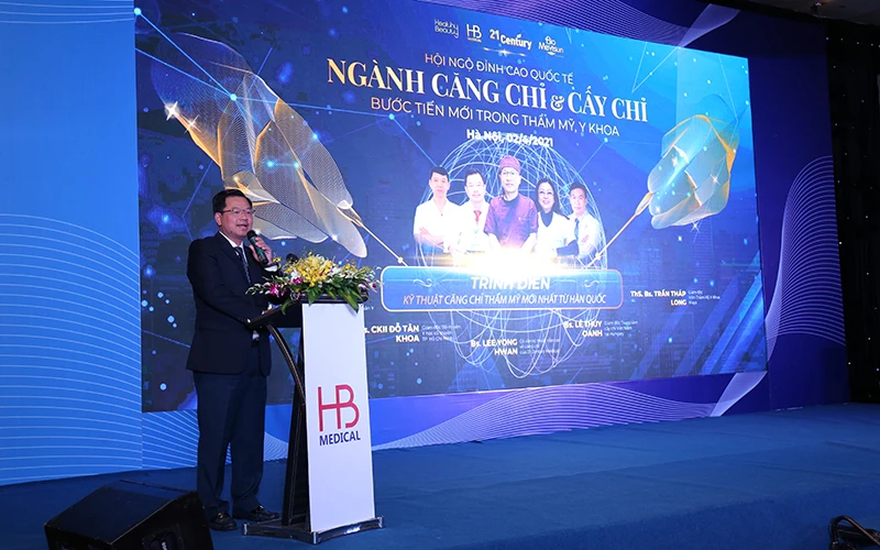 BSCKII Đỗ Tân Khoa – Giám đốc Bệnh viện Y học cổ truyền TP Hồ Chí Minh chia sẻ thông tin tại hội nghị.