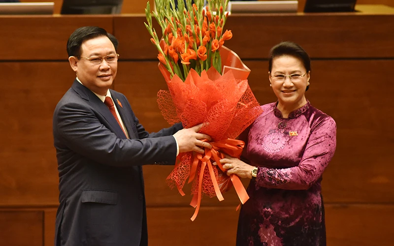 Nguyên Chủ tịch QH Nguyễn Thị Kim Ngân tặng hoa chúc mừng Chủ tịch QH Vương Đình Huệ. Ảnh: Trần Hải