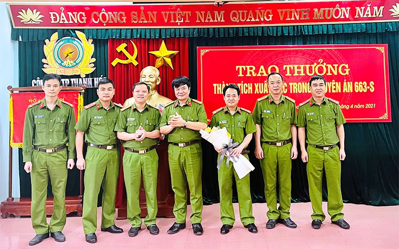 Lãnh đạo Công an tỉnh Thanh Hóa trao thưởng cho Ban chuyên án.
