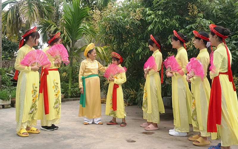 Bà Trịnh Thị Phẩm hướng dẫn học trò múa hát.