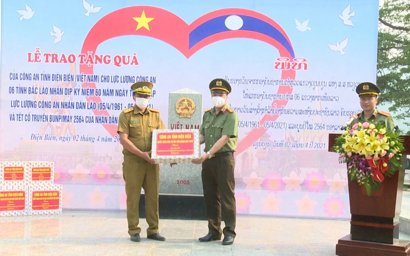 Lãnh đạo Công an tỉnh Điện Biên trao máy tính tặng Công an các tỉnh bắc Lào.