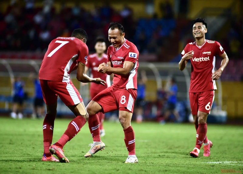 Trọng Hoàng ăn mừng sau khi ghi bàn thắng thứ hai vào lưới CLB Sài Gòn. 