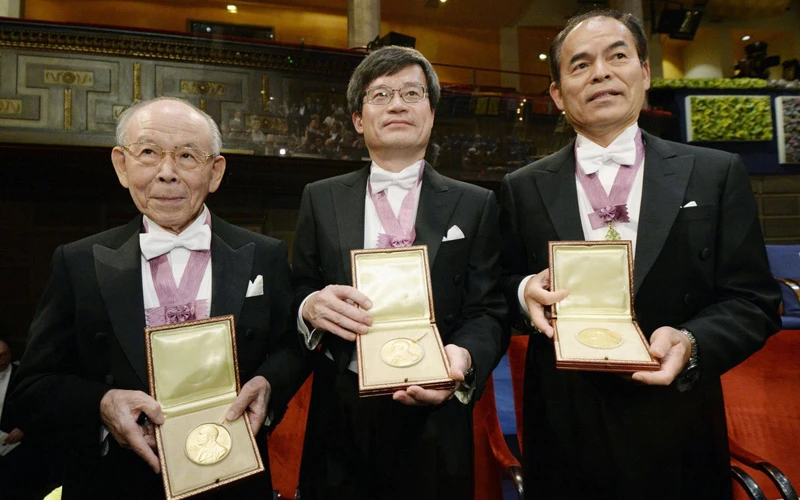 Nhà vật lý Isamu Akasaki (trái), nhà vật lý Hiroshi Amano (giữa), giáo sư tại Đại học Nagoya, và nhà khoa học Shuji Nakamura, giáo sư người Mỹ gốc Nhật Bản, giáo sư tại Đại học California, tại lễ nhận giải Nobel Vật lý năm 2014 (Ảnh: KYODO)