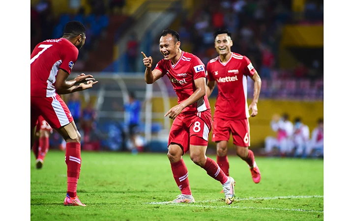 Cầu thủ Trọng Hoàng (số 8 - Viettel) chia vui với đồng đội, sau khi ghi bàn thắng vào lưới đội Sài Gòn FC. Ảnh: TRẦN HẢI