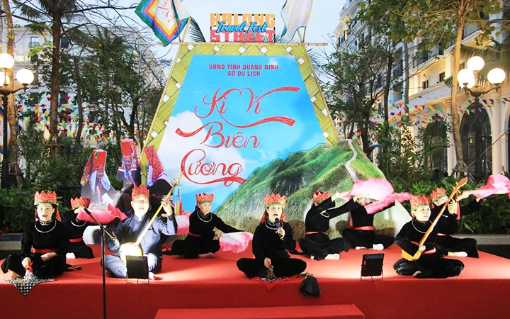 Biểu diễn hát then - đàn tính tại Lễ hội du lịch đường phố Hạ Long. Ảnh: NGUYỄN DUNG