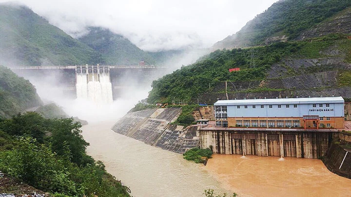 Nhà máy thủy điện Bản Vẽ lớn nhất tỉnh Nghệ An lúc xả lũ.