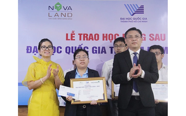 Lãnh đạo Tập đoàn Novaland cùng lãnh đạo Đại học Quốc gia TP Hồ Chí Minh trao học bổng cho học viên.