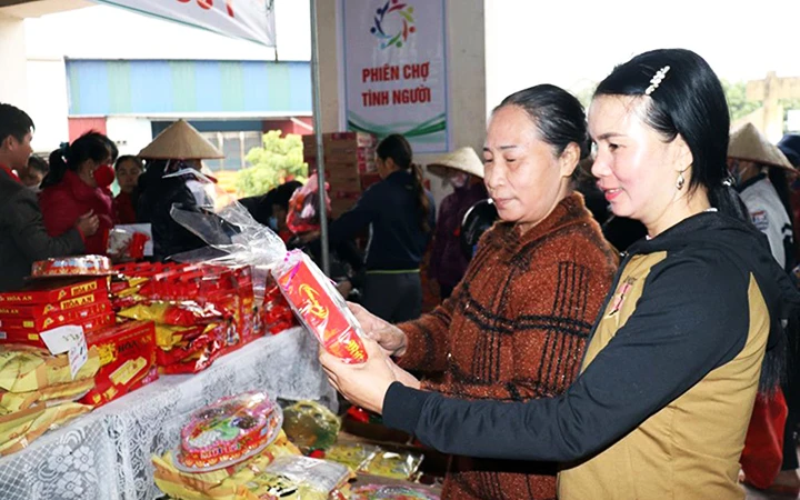 Người dân có hoàn cảnh khó khăn ở xã Yên Đồng (Yên Lạc, Vĩnh Phúc) lựa chọn hàng hóa tại Chợ nhân đạo. Ảnh: BÍCH HUỆ