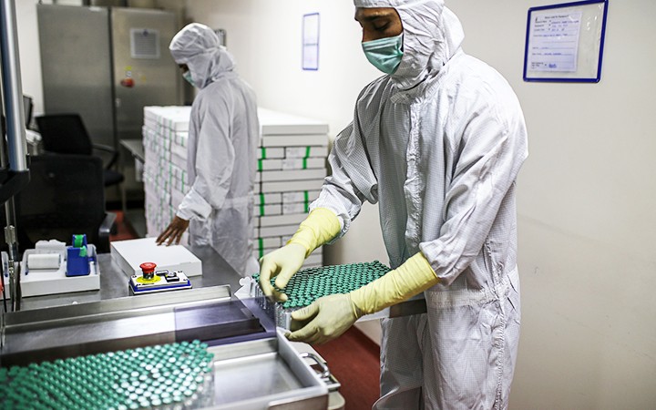 Hoạt động sản xuất vắc-xin ngừa Covid-19 tại Viện Serum của Ấn Độ. Ảnh: GETTY IMAGES