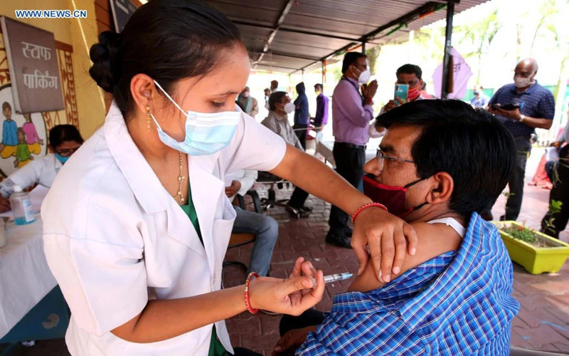Tiêm vaccine ngừa Covid-19 tại làng Misrod, TP Bhopal, Ấn Độ, ngày 1-4. (Ảnh: Tân Hoa xã)