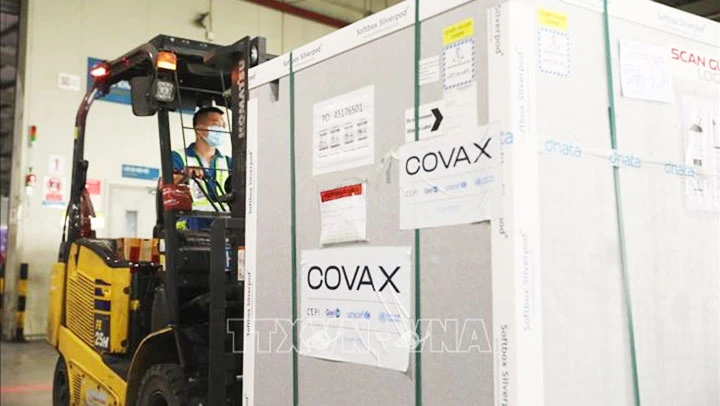  Lô vaccine đầu tiên từ COVAX Facility đã về đến Việt Nam, sáng 14. Ảnh TTXVN phát