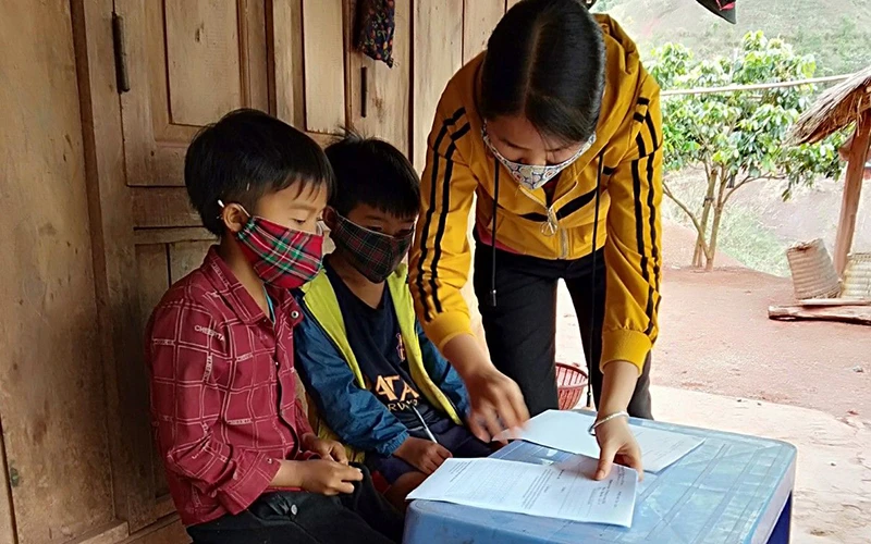 Cô giáo Phạm Thị Hiền hướng dẫn học sinh ở bản Huổi Thủng 3 học bài.