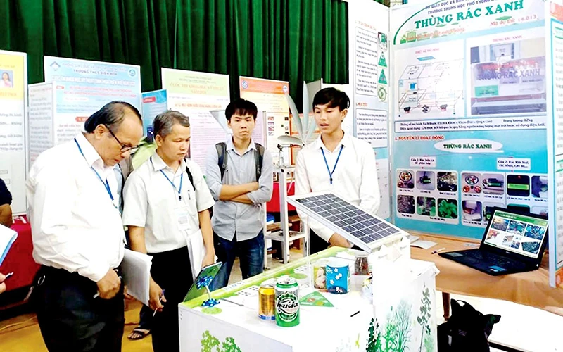 Sản phẩm bảo vệ môi trường của học sinh Trường THPT A Lưới (Thừa Thiên Huế) tham gia trưng bày tại cuộc thi khoa học kỹ thuật cấp tỉnh.