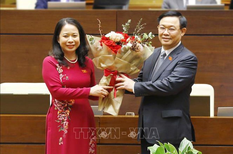 Chủ tịch QH Vương Đình Huệ trao hoa tặng Phó Chủ tịch nước Võ Thị Ánh Xuân. (Ảnh: TTXVN) 