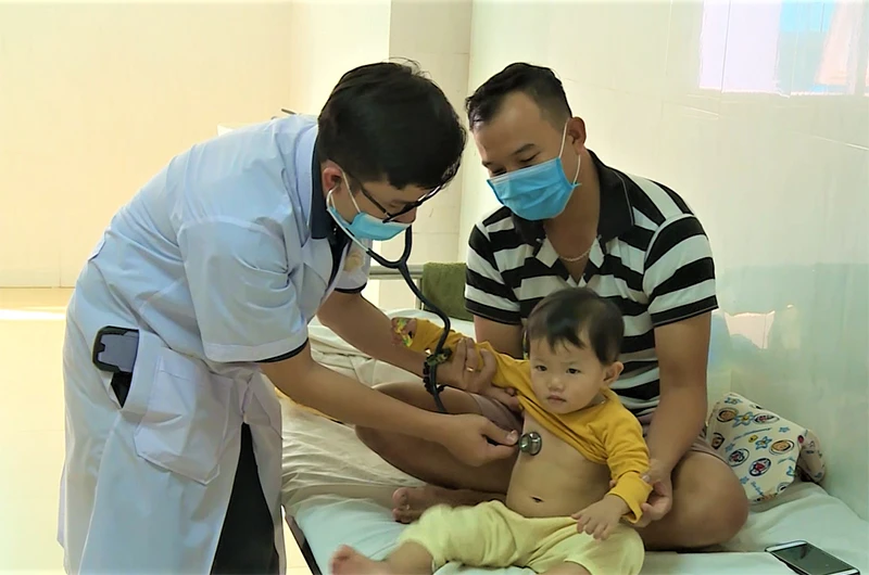 Trẻ mắc bệnh tay-chân-miệng đang được điều trị tại Bệnh viện đa khoa vùng Tây Nguyên.