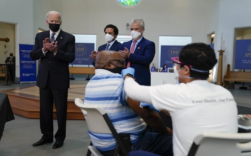 Tổng thống Mỹ Joe Biden tới thăm một điểm tiêm chủng tại TP Alexandria, ngày 6-4. (Ảnh: AP)