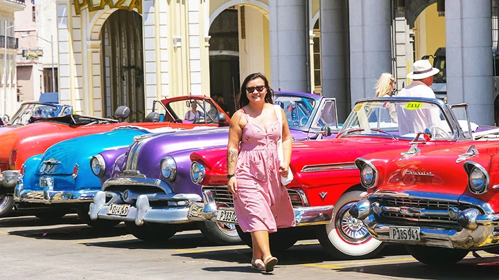 Đinh Hằng trên phố Havana với dàn xe cổ mui trần.