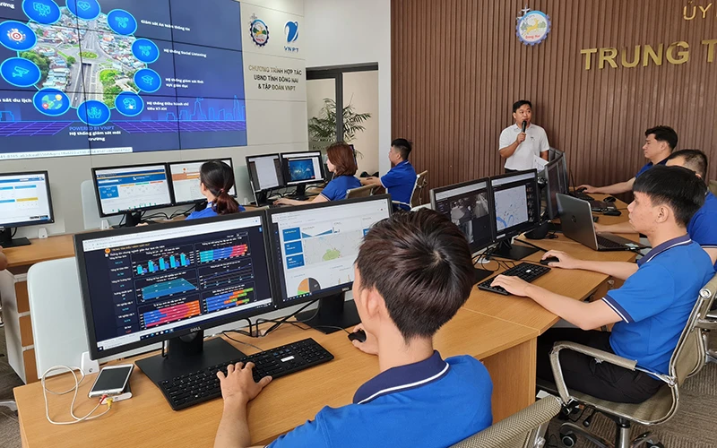 Vận hành thiết bị tại Trung tâm giám sát điều hành đô thị thông minhTP Biên Hòa (Đồng Nai).