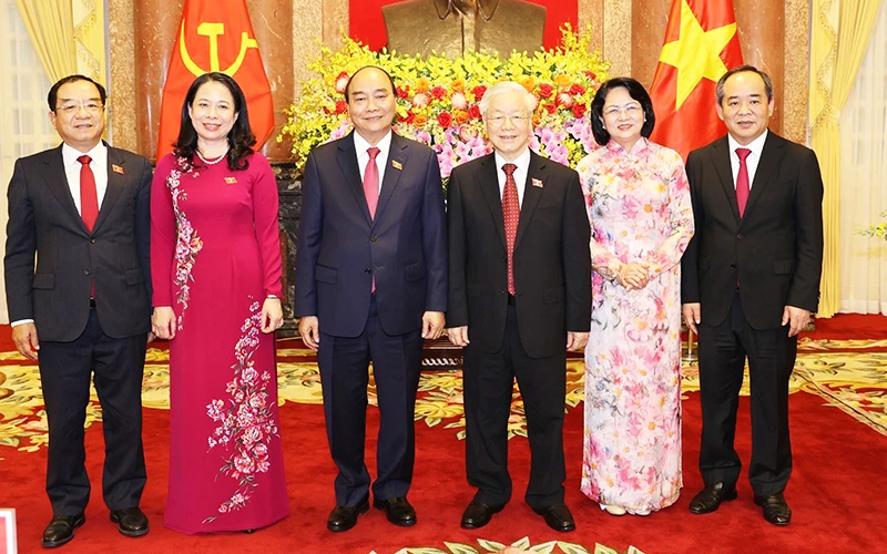 Tổng Bí thư, nguyên Chủ tịch nước Nguyễn Phú Trọng và Chủ tịch nước Nguyễn Xuân Phúc cùng các đồng chí lãnh đạo, nguyên lãnh đạo Đảng, Nhà nước dự lễ bàn giao.
