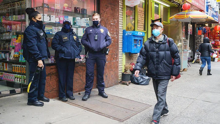 Cảnh sát Mỹ tuần tra trên các con phố để phòng ngừa các vụ tiến công. Ảnh: NEW YORK DAILY