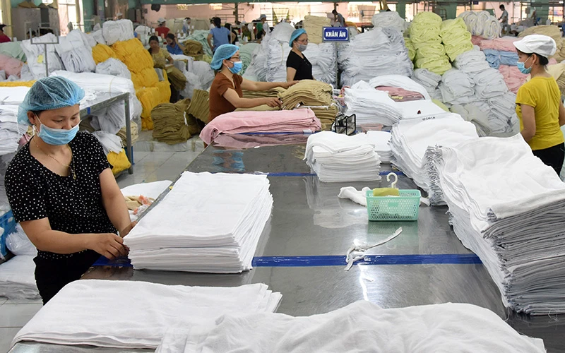 Công nhân Công ty cổ phần dệt may Sơn Nam (TP Nam Định) sản xuất các loại khăn bông và sợi xuất khẩu.