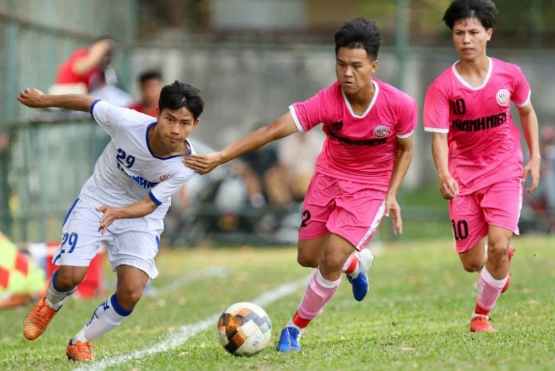 Các cầu thủ U19 Sài Gòn (áo hồng) nhập cuộc nhanh chóng. (Ảnh: VFF)
