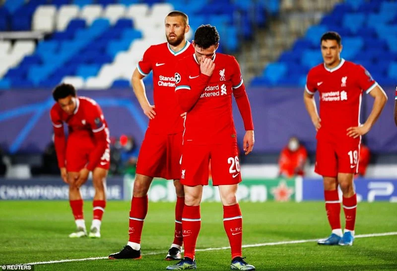 Các cầu thủ Liverpool cúi đầu trong thất bại 1-3 trước Real. (Ảnh: Getty Images)
