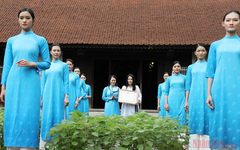 Nhà thiết kế Minh Hạnh nhận bằng khen từ Hội Liên hiệp Phụ nữ Việt Nam, cùng những tà áo dài mang màu xanh và cánh chim hòa bình độc quyền.