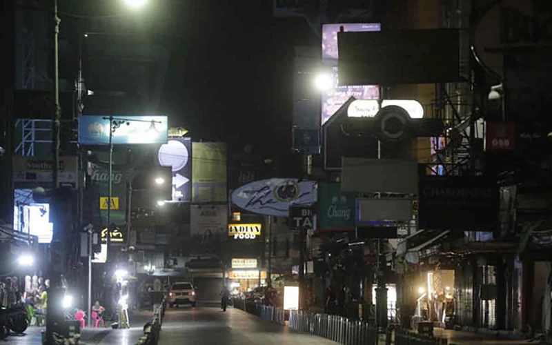 Hàng loạt quán bar ở thủ đô Bangkok buộc phải đóng cửa sau khi đợt lây nhiễm Covid-19 bùng phát. (Ảnh: Bưu điện Bangkok)