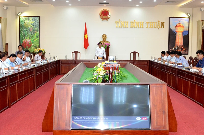 Chủ tịch UBND tỉnh Bình Thuận Lê Tuấn Phong chủ trì buổi làm việc tháo gỡ vướng mắc nguồn vật liệu đất đắp nền thi công cao tốc đoạn qua Bình Thuận.