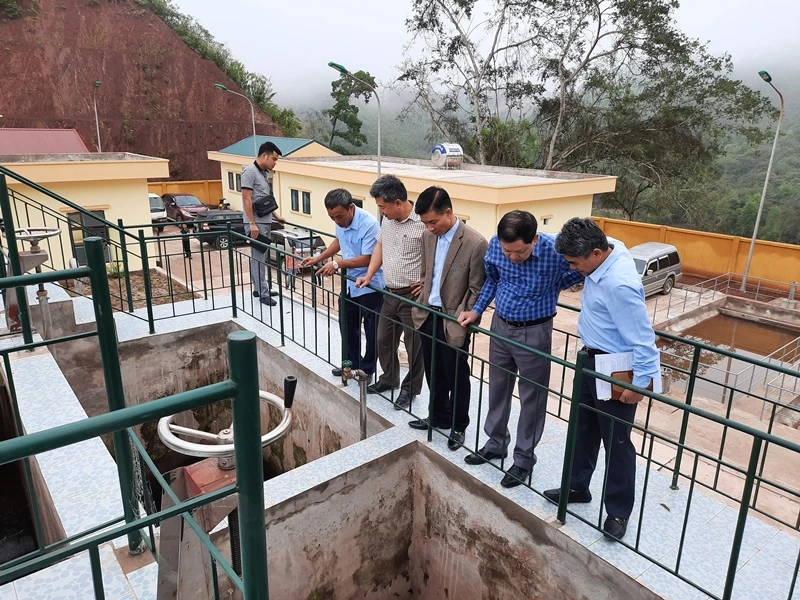Lãnh đạo UBND huyện Nậm Pồ cùng đại diện Ban Quản lý dự án, CTCP cấp nước Điện Biên kiểm tra hệ thống bể lọc nhà máy nước Nậm Pồ.