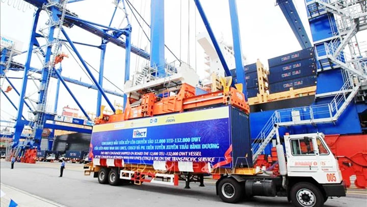 Bốc xếp hàng hóa tại Cảng container quốc tế Tân cảng Hải Phòng (HICT). Ảnh: TTXVN 