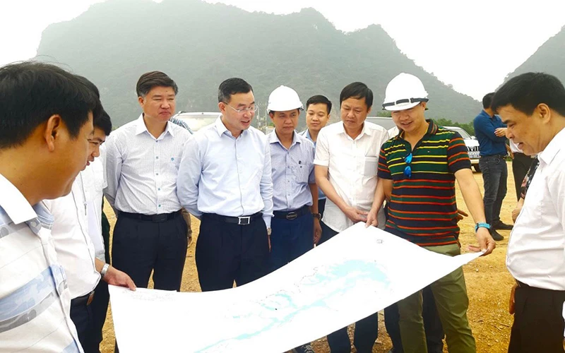 Lãnh đạo tỉnh Hòa Bình kiểm tra công tác giải phóng mặt bằng dự án cải tạo hồ chứa nước Cảnh Tạng tại huyện Lạc Sơn. Ảnh: Lê Chung