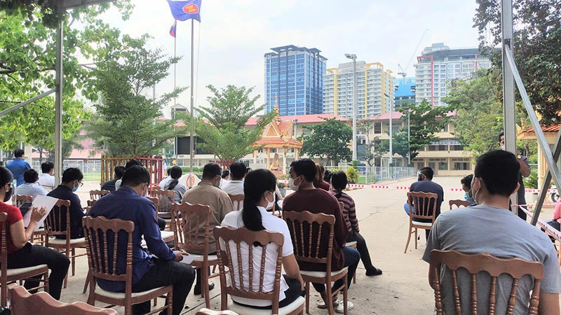 Nhiều người dân thủ đô Phnom Penh đi xét nghiệm sau khi xảy ra lây nhiễm Covid-19 trong cộng đồng.