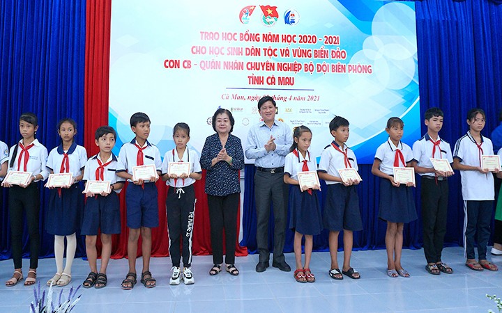 Đồng chí Trương Mỹ Hoa trao học bổng cho các em học sinh.