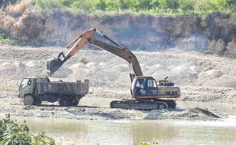 Một mỏ khai thác cát, đoạn phía dưới đèo Cậu thuộc địa phận huyện Ninh Sơn, để cung ứng nguồn vật liệu cho thi công Dự án đường cao tốc bắc - nam đoạn qua tỉnh Ninh Thuận.
