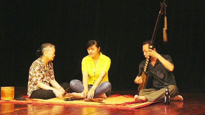 Nghệ sĩ Phó Thị Kim Đức (trái) hướng dẫn cháu gái hát ca trù. Bà có nhiều cống hiến cho nghệ thuật ca trù và sự nghiệp phát thanh - được phong NSND năm 2019.