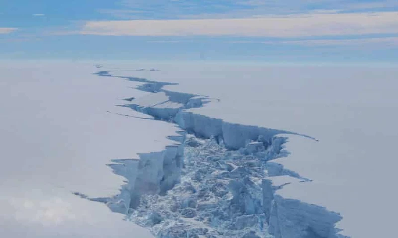 Một vết nứt trên thềm băng Larsen C, Nam Cực do Cơ quan Khảo sát Nam Cực của Anh phát hiện từ tháng 2-2017. Ảnh: Getty Images.