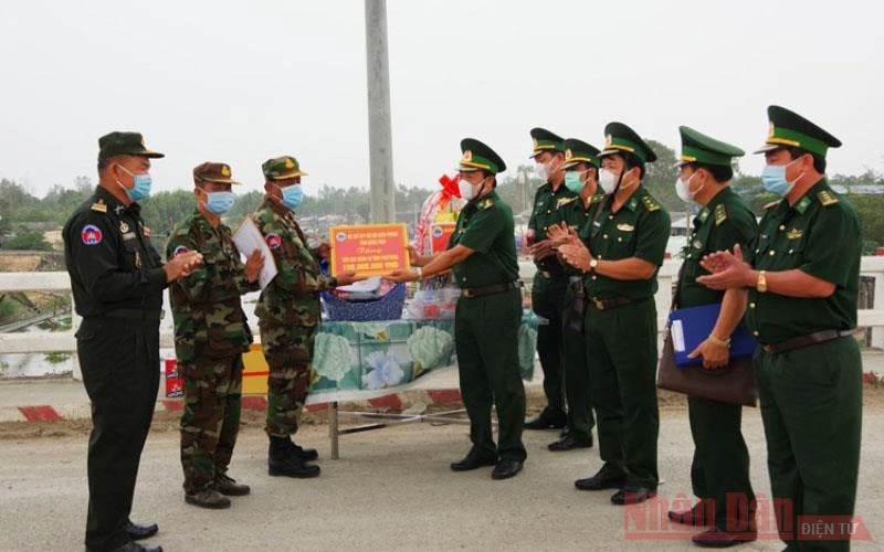 Đại tá Lê Văn Luận, Chỉ huy trưởng BĐBP tỉnh Đồng Tháp trao kinh phí hỗ trợ Tiểu khu Quân sự tỉnh Prây-veng, Campuchia. (Ảnh: Phú Quý)