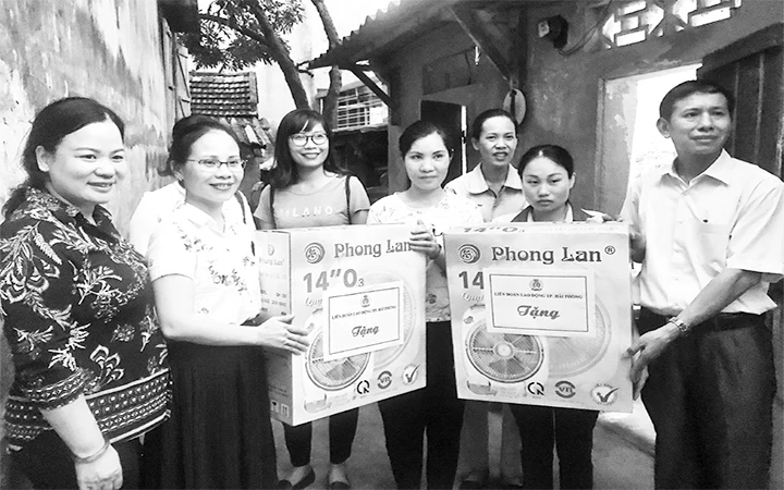 Cán bộ công đoàn tặng quạt cho công nhân lao động có hoàn cảnh khó khăn đang trọ tại Khu công nghiệp Sông Công (tỉnh Thái Nguyên).