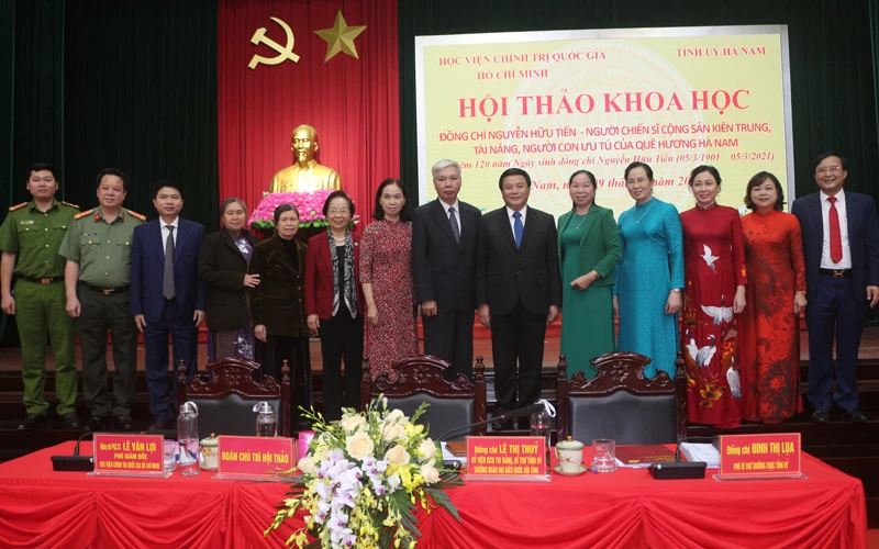 Đồng chí Nguyễn Xuân Thắng, Ủy viên Bộ Chính trị chụp ảnh lưu niệm cùng lãnh đạo tỉnh Hà Nam và đại diện gia đình đồng chí Nguyễn Hữu Tiến tại Hội thảo khoa học.