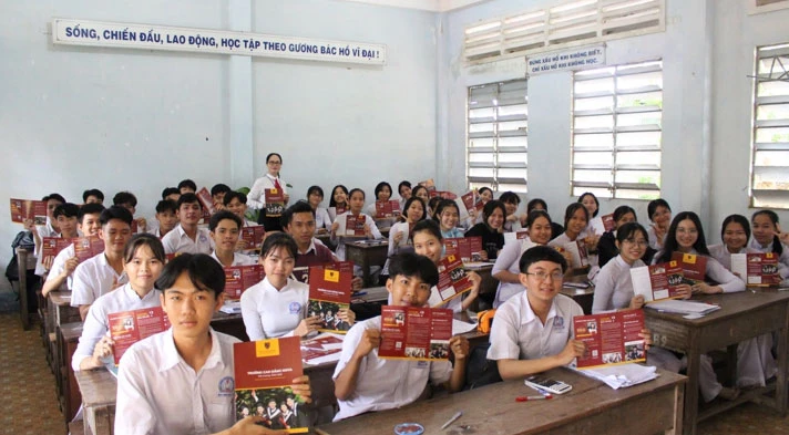 Nhóm ngành Hàng không và Điều dưỡng tại Nova College thu hút sự quan tâm của các em học sinh tại Trường THPT Lai Vung 1 (Bình Phước).