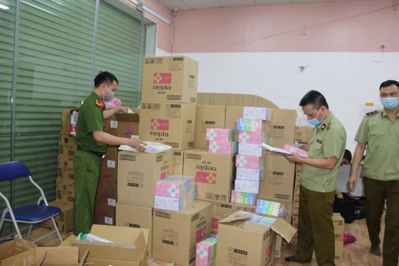 Lực lượng chức năng kiểm tra hàng hóa tại cơ sở kinh doanh của bà Phạm Thị Thúy.