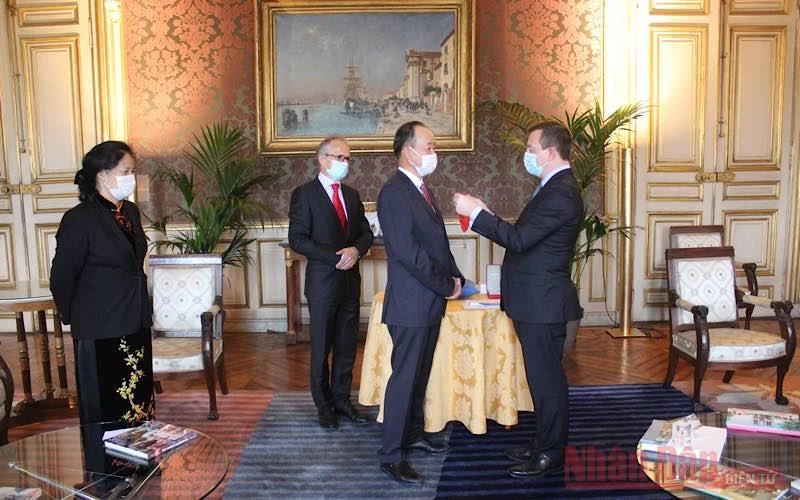 Lễ trao tặng Huân chương Bắc đẩu Bội tinh hạng Commandeur (hạng Ba) cho Đại sứ Việt Nam tại Pháp Nguyễn Thiệp.